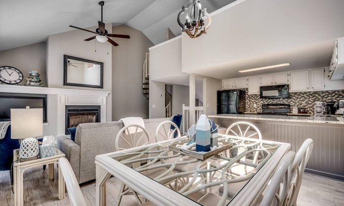 Arcadian Shores Condominio | Dog Friendly Condo in Cumberland Terrace at Kingston-3 Min Drive to Beach-$300 FREE Activities Daily