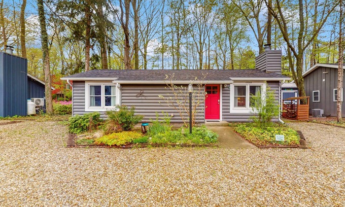 Lakeside Casa | Dog-friendly cottage with private beach, screened porch, wood fireplace & AC