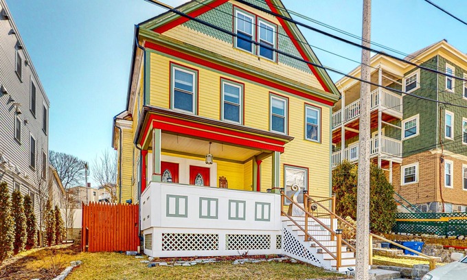 Dorchester Casa | Dog-friendly, genuine 1892 Victorian getaway with loft, near the Bay