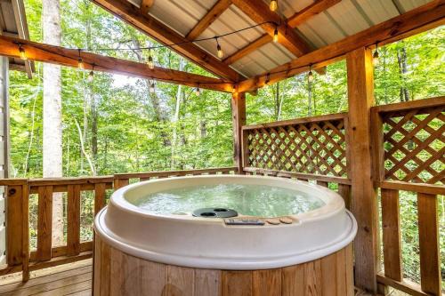 Townsend Cabina | Dog-Friendly Getaway, Adventure Awaits Nearby