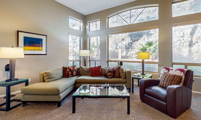 Foothills Casa | Casa acogedora para perros con piscina y hoguera, cerca de la cima de South Mountain