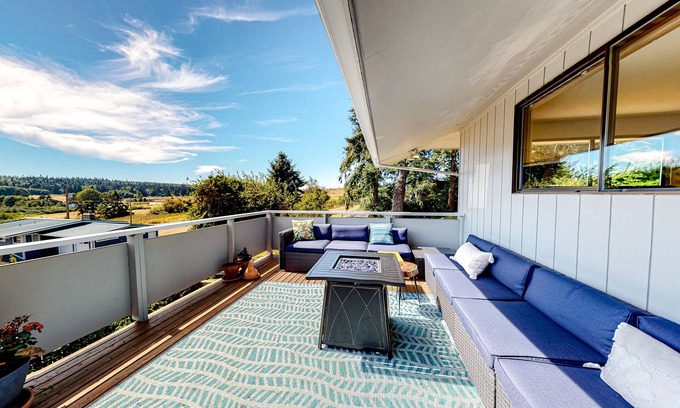 Greenbank Casa | Dog-friendly home with sound view, fireplace, pizza oven & hot tub