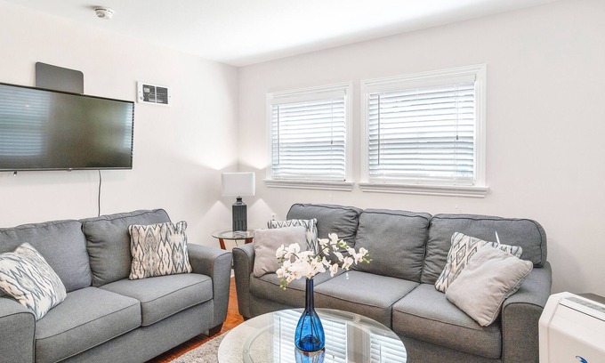 Cortez Hill Condominio | ¡NUEVO LISTADO! Casa para perros con cocina completa y patio amueblado, cerca del centro