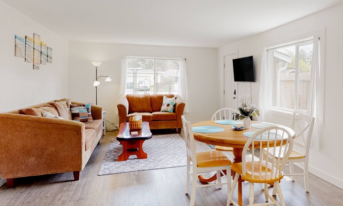 Cutten Casa | Dog-friendly home with washer/dryer & free WiFi - half mile to hiking & zoo