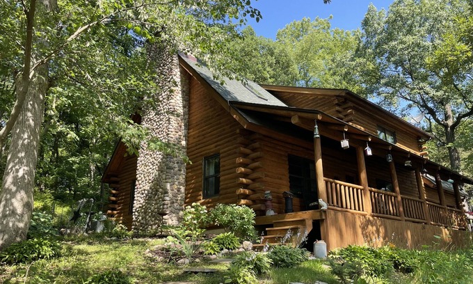 Sheridan Cabina | Casa de registro amigable para perros en Fox River IL cerca de Starved Rock, Porch, Deck, Firepit