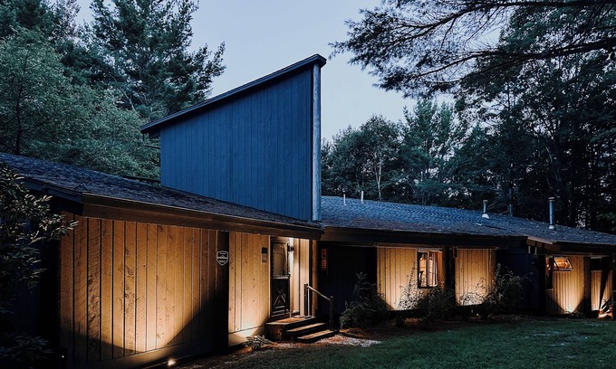 Bethel Apartamento | Dog-Friendly Modernist Retreat in Bethel - close to everything