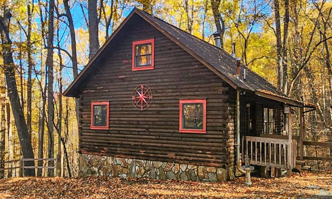 Walnut Mountain Cabina | Dog-Friendly Mountain Cabin with hot tub, pool, & ping-pong