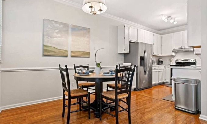 Cary Casa | Dog Friendly|Pool|King Bed|EV Charger|Townhome