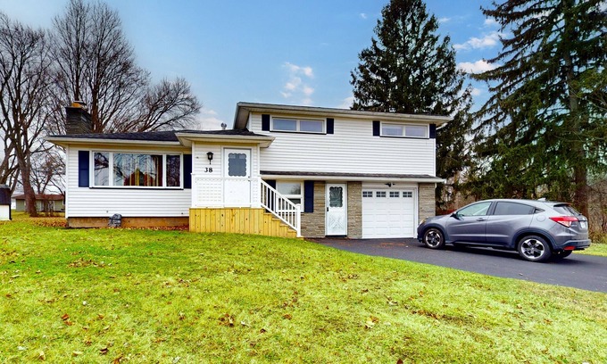 Rochester Casa | Dog-friendly private home with large yard, well-equipped kitchen, W/D, & AC