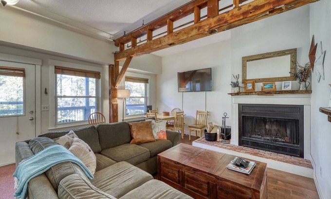 Ludlow Condominio | Dog-friendly & riverfront condo one mile from Okemo with wood fireplace