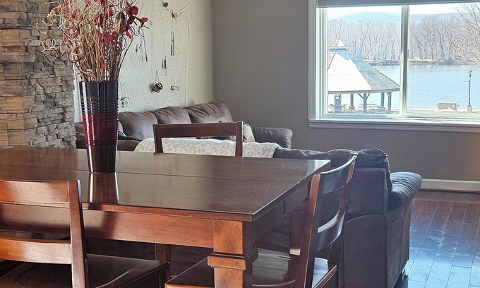 Cassville Casa | Dog-friendly riverview home on the Mississippi!