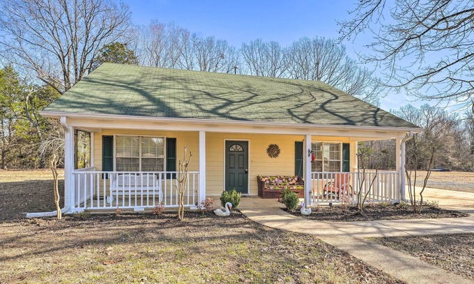 Independence Cabaña | Dog-Friendly Senatobia Cottage w/ Fishing Pond!