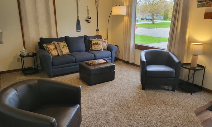 Sturgeon Bay Casa | Dog Friendly w/ Fenced-In Backyard. Close to Downtown in Quiet Neighborhood