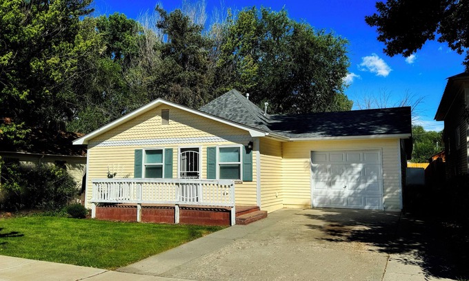 Aztec Casa | Dolly, Aztec's Adorned Abode - Downtown 3-bedroom with WiFi, privacy & charm