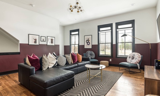 Germantown Casa | Dolly & Underwood by AvantStay | 2 Unit Buyout w/ 8BR in Heart of Nashville