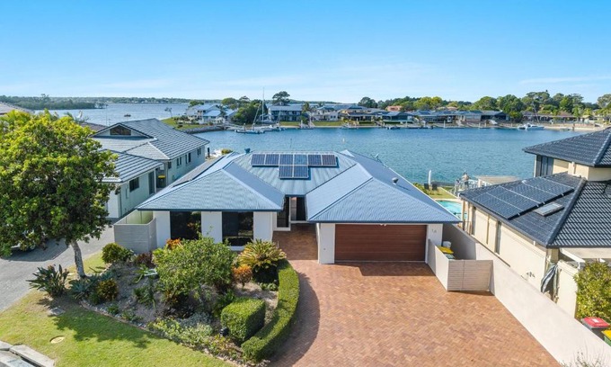 Yamba Casa | Dolphin Waters - Waterfront Delight