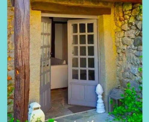 Mazieres Cama Y Desayuno | Domaine Charente Glamping Familyroom Le Jardin with external toilet & shower house & outdoor kitchen