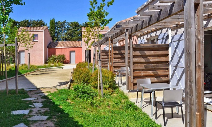 Saint-Christol Casa | Domaine de Bacchus-Séjour+Galerie 4 pers by Interhome