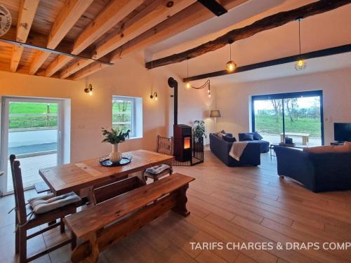 Pouilly-les-Feurs Casa | Domaine du Chaffat : Gîtes spacieux avec piscine, animaux admis, wifi - FR-1-496-344