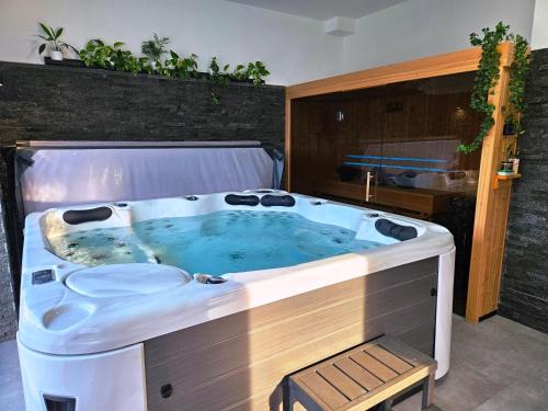 Czchow Villa | Domek z jacuzzi Cztery Pory Roku