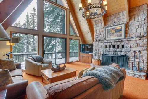 Truckee Casa | Donner Lake Views Rustic Truckee Cabin!