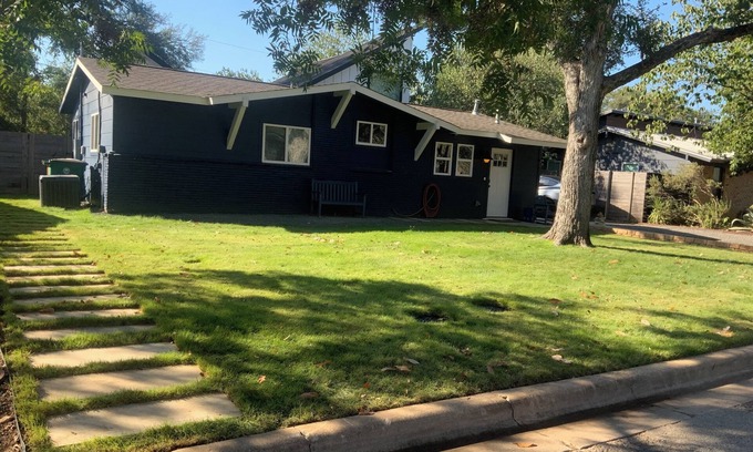 South Manchaca Casa | Don’t Mess With Texas! 3-Bedroom house in lovely South Austin with ice cold AC!