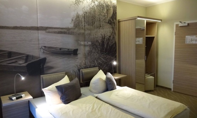 Kyritz Apartamento | Doppelzimmer Komfort mit Balkon und Seeblick, Dusche/wc