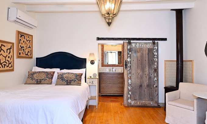 Historic Eastside Cama Y Desayuno | Dos Hermanas Casita 8 |Downtown |Courtyard | Patio