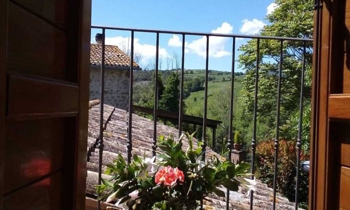 Uncinano Cama Y Desayuno | DOUBLE BEDROOM WITH BATHROOM AND BALCONY