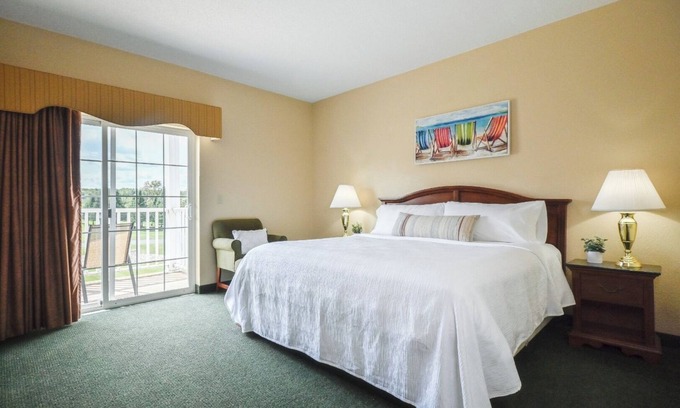 Pembine Hotel | Double Deluxe Suites | Pool, Spa & Riverside Dining for Couples