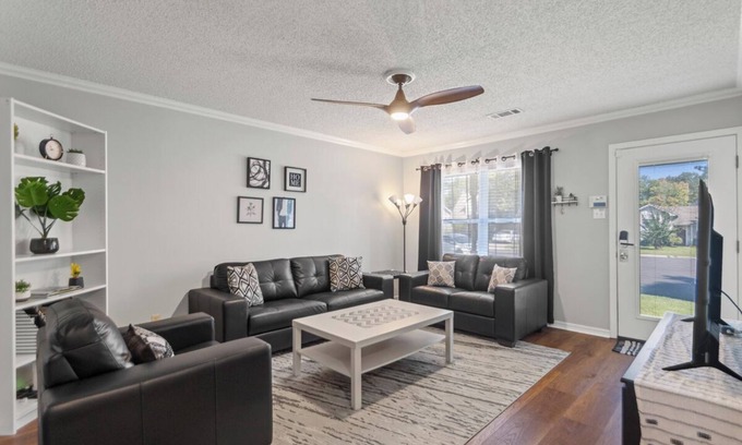 Sherwood Casa | Double Diamond Rentals - Awesome Neighborhood, AFB
