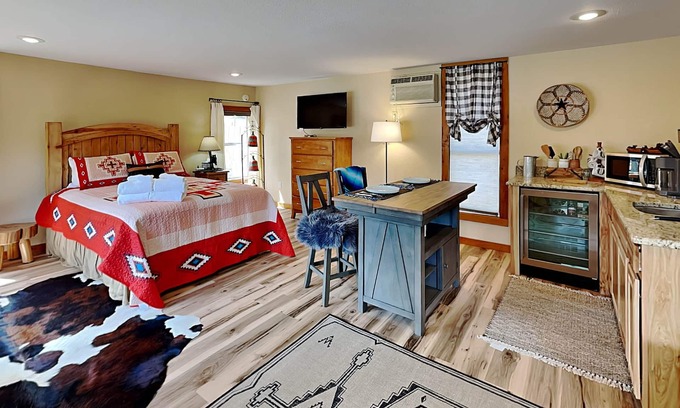 Alto Casa | Double Eagle 2 | Pet Friendly, Upgraded + Across from Flying J Ranch!
