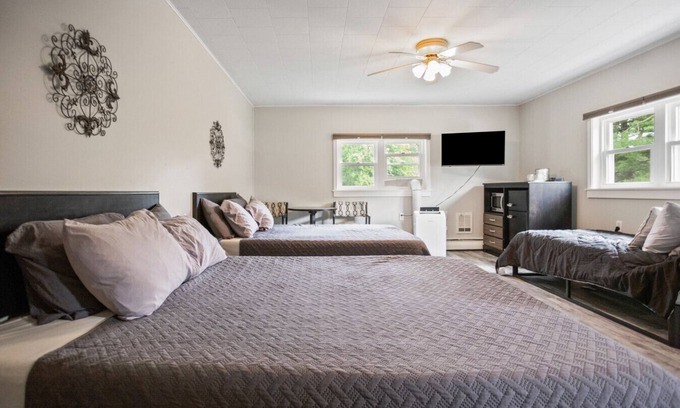 Wellsboro Hotel | Double Queen + Twin | Motel Suite Near Wellsboro