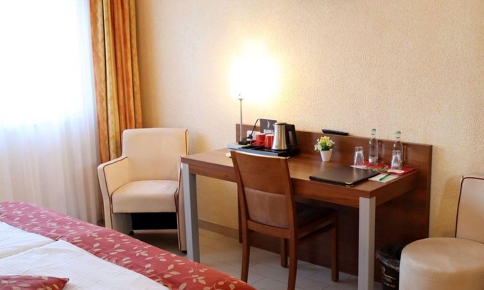 Meuspath Casa | Double room, shower or bath, WC - Land-gut-Hotel am Ring