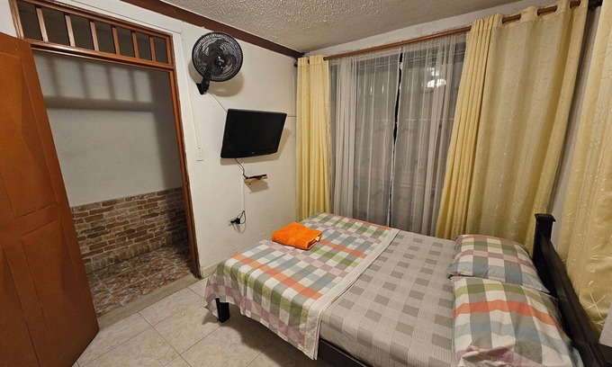 Garzon Cama Y Desayuno | Double room with private bathroom - Direct access to the hallway