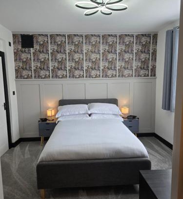 London Borough of Hounslow Casa | Double Room with Ensuite Bathroom