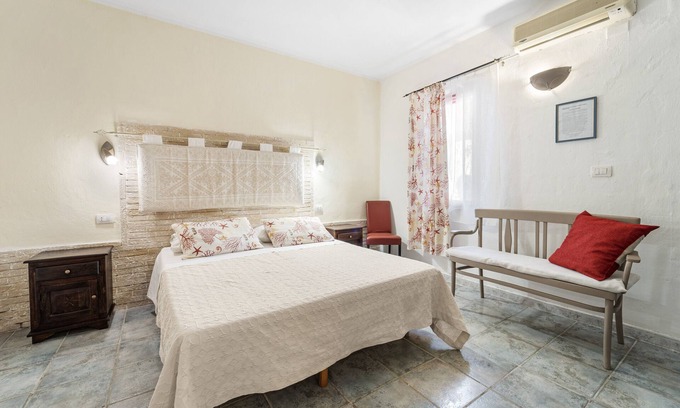 Gonnesa Apartamento | Habitación doble con piscina y cocina compartidas, Wi-Fi y aire acondicionado.