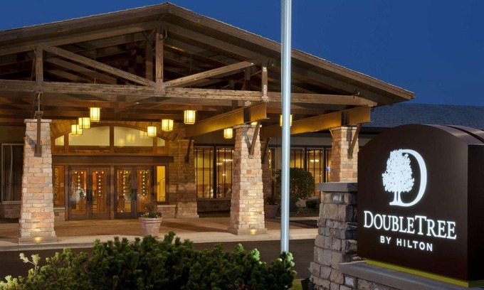 Mundelein Hotel | DoubleTree by Hilton Libertyville-Mundelein