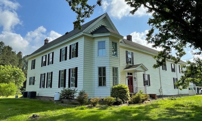 Farnham Casa | Downings Farmhouse - a Historic 6 Bedroom Home on 3 Acres of Yard and Forest