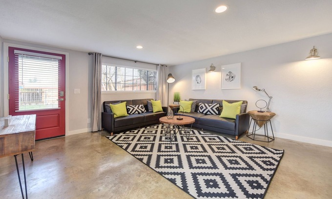 Central Sacramento Casa | Downtown ALHAMBRA HOUSE Camine hasta ALL J Street y Midtown Back Yard Grill Parking