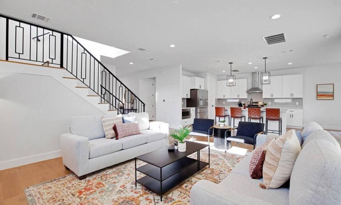 MLK Casa | Downtown Bliss: Modern 4-Bedroom Retreat w/Hot Tub