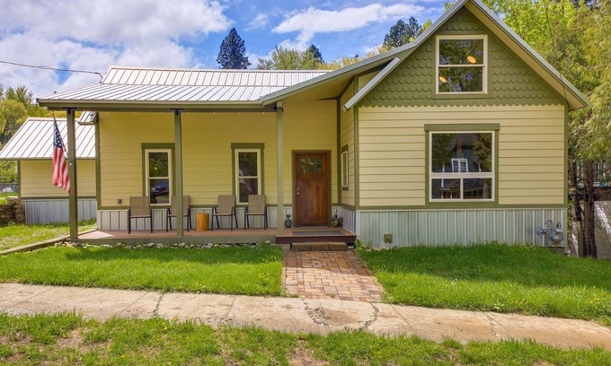 Bonners Ferry Cabaña | Downtown Bonners Ferry Home w/ Covered Porch!