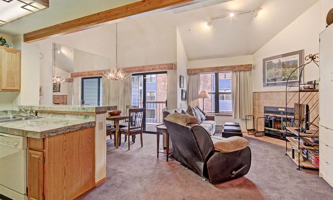Historic District Condominio | Downtown Breckinridge Studio With Master Loft Sleeps 4 1 Bedroom Condo by RedAwning