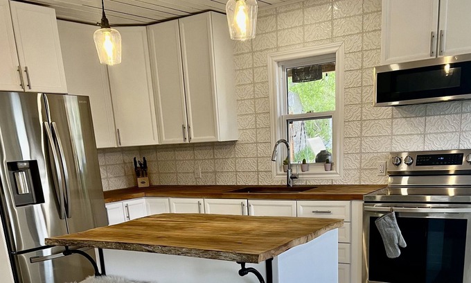 Calabogie Casa | Downtown Calabogie vacation getaway. Walking distance to so much ! w/Hottub