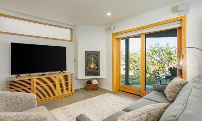 Downtown Anchorage Casa | Downtown Contemporary Coastal Condo