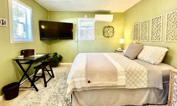 Southeast Pensacola Cabaña | Downtown cottage 7 miles from beach