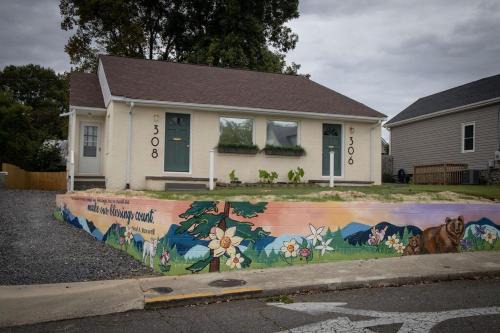 Mount Airy Apartamento | Downtown Delight King Beds Comfort & the Greenway!