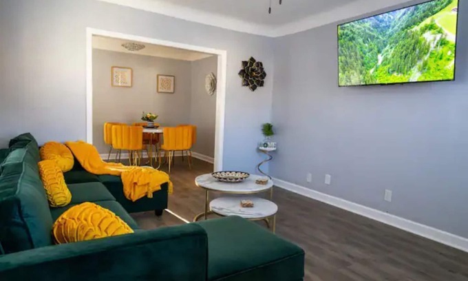 Jefferson Chalmers Casa | Downtown Detroit Family Escape