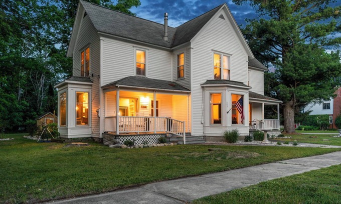 Bellaire Otro | Downtown Historic Farmhouse┃ 2300+ Sq Ft┃1 Acre Lot w/ Patio & Fire Pit