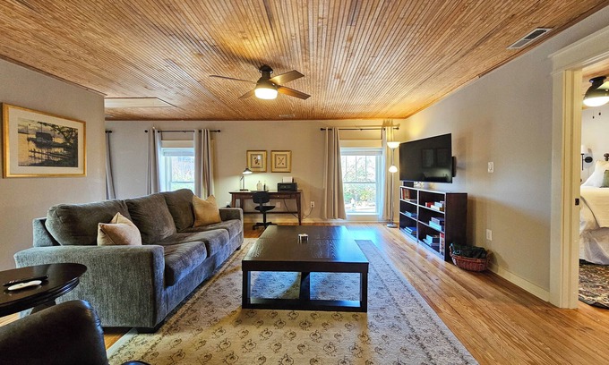 New Bern Apartamento | Downtown Historic New Bern Apartment Next door to Birthplace of Pepsi